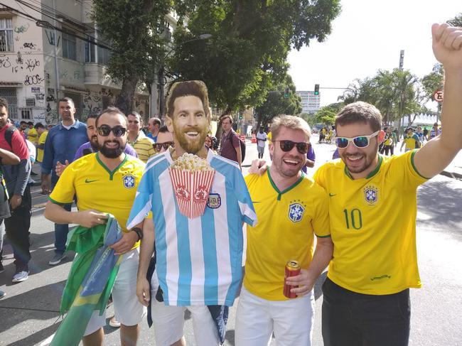 包含西班牙横扫秘鲁，马尔基尼奥斯爆发神勇的词条