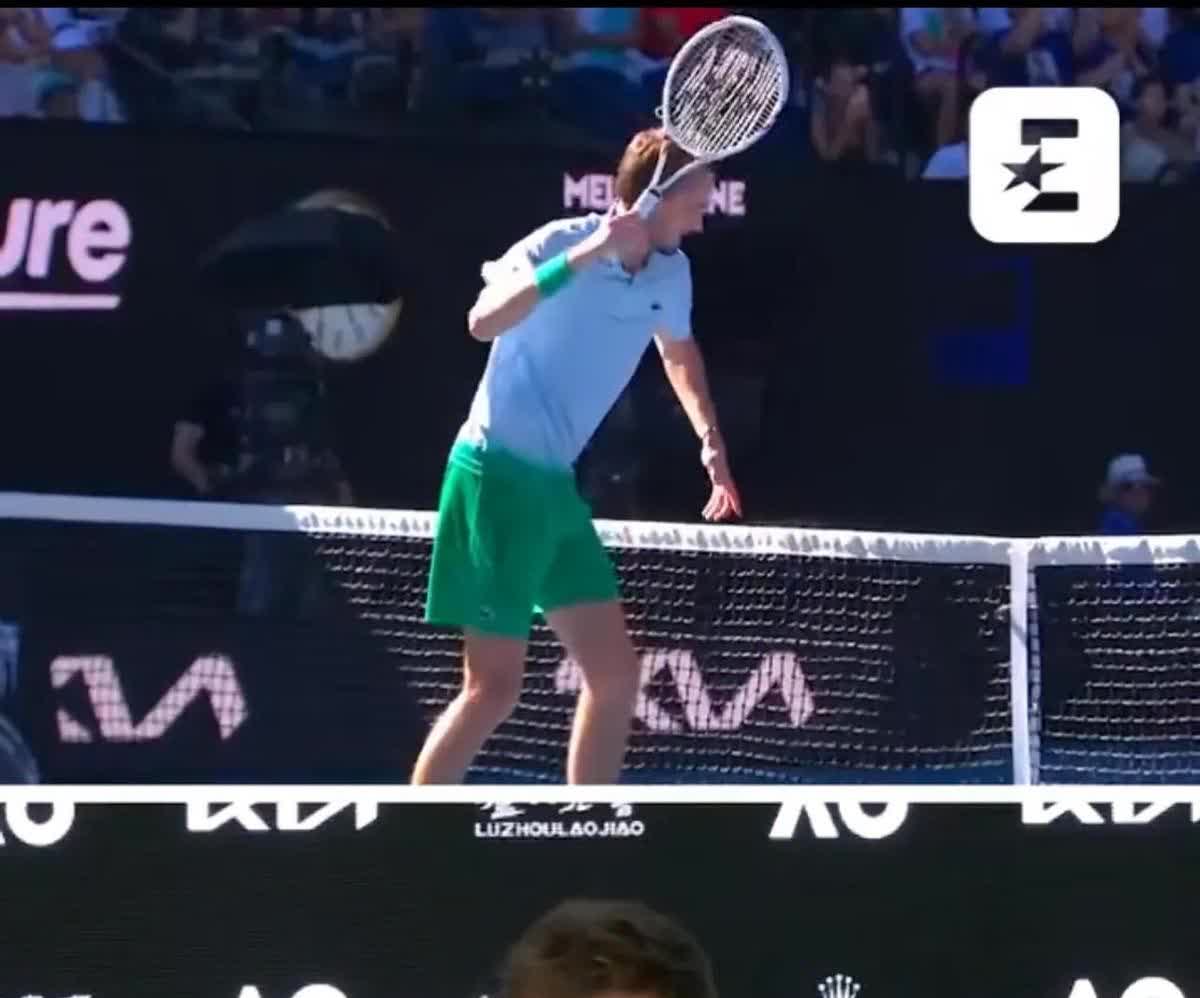 法国网球队鏖战意大利网球队，梅德韦杰夫绝境逆转