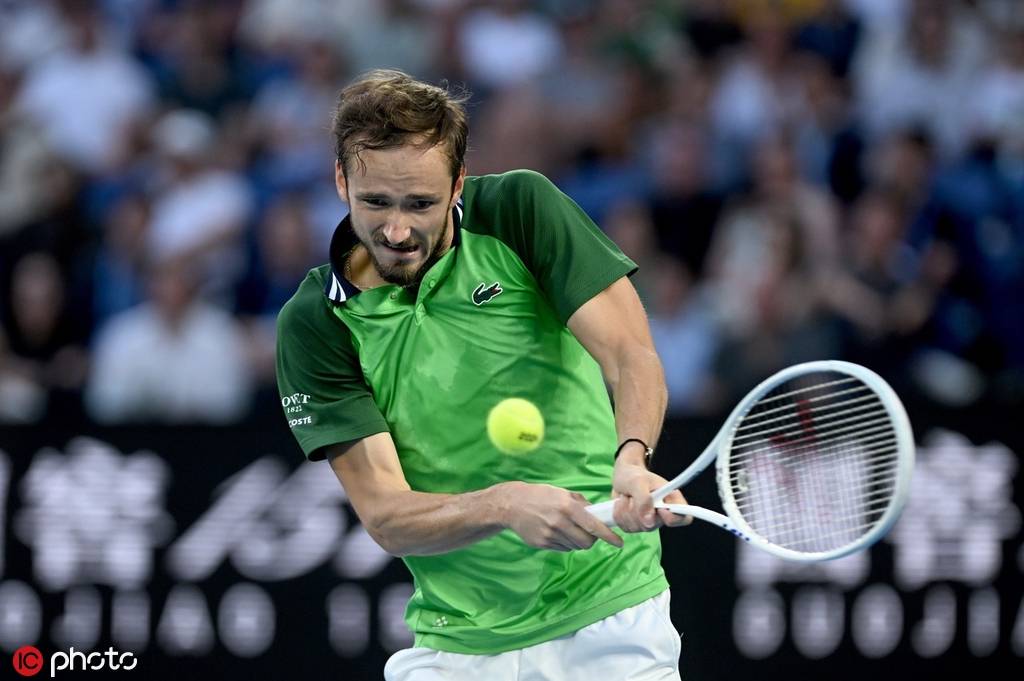 包含西班牙网球队逆转澳大利亚网球队，梅德韦杰夫送出助攻的词条