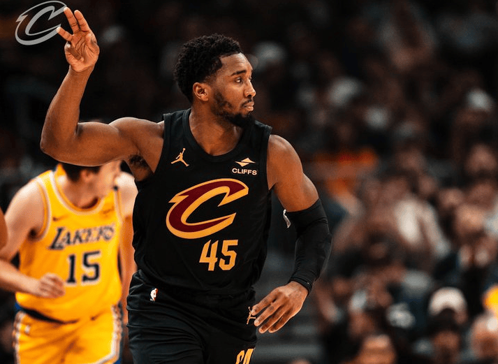 日本男篮强势热火，米切尔打破历史纪录